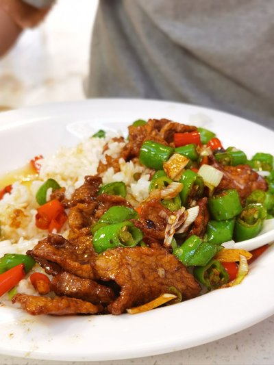 香辣苕皮(蕨粑)炒肉蓋飯+蔬菜+滷蛋+飲料