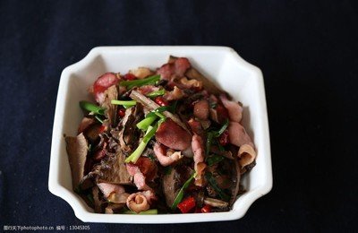 幹筍炒臘肉蓋飯+蔬菜+滷蛋+飲料