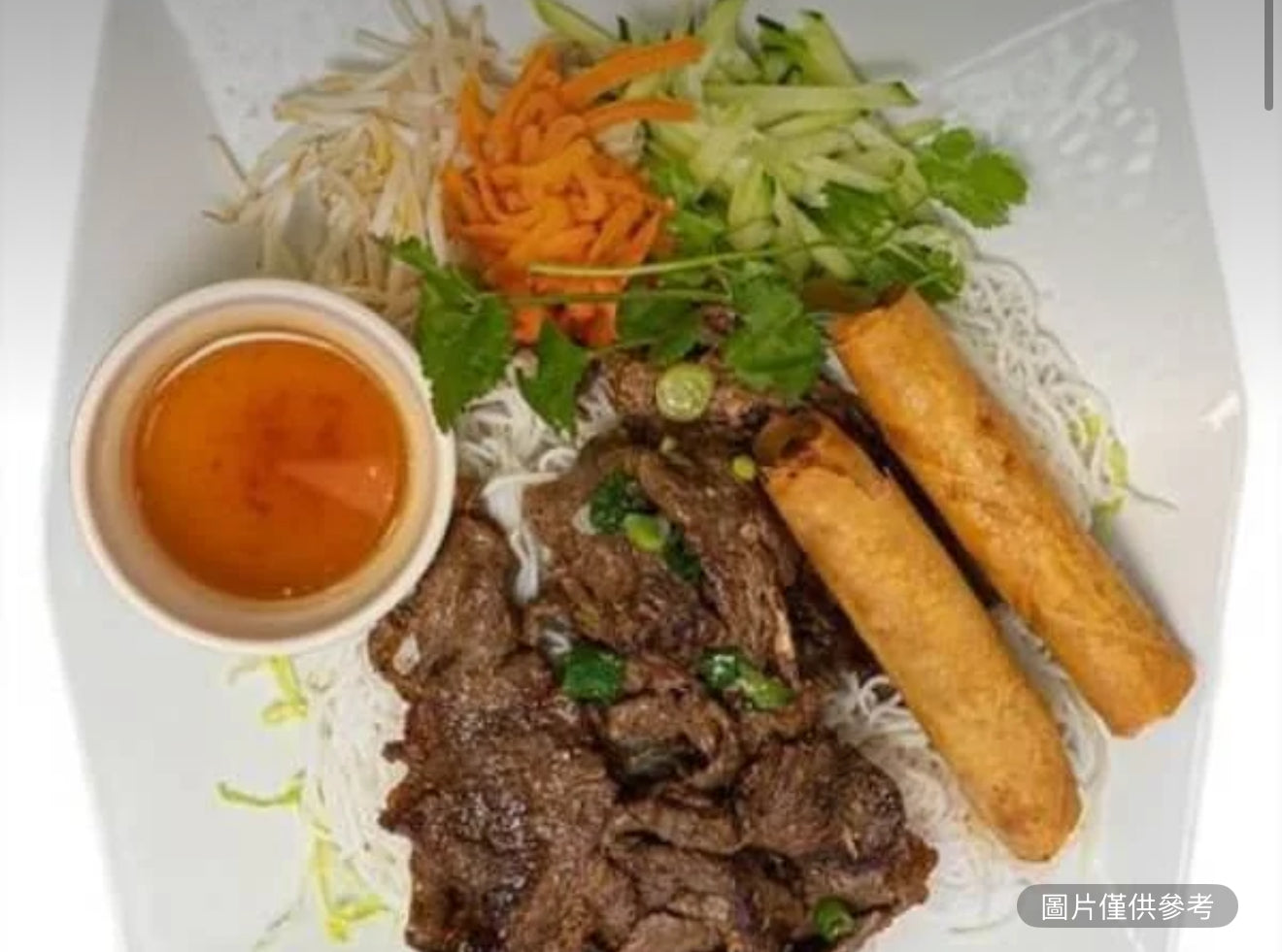 烤(豬肉、牛肉或雞肉)配蛋捲檬粉