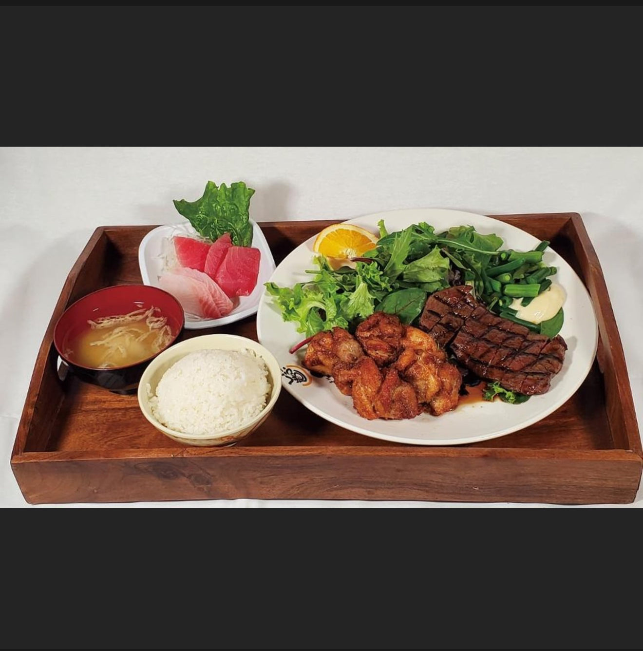 照燒牛肉、生魚片和芝麻雞套餐