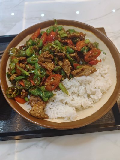 香辣苕皮(蕨粑)炒臘肉蓋飯+蔬菜+滷蛋+飲料