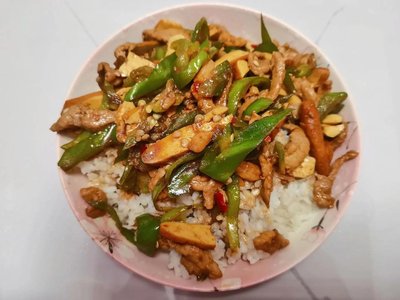 香干炒肉蓋飯+蔬菜+滷蛋+飲料