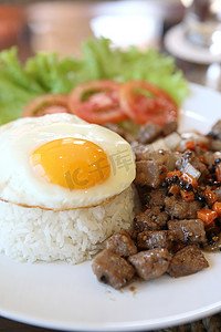 泰式香草炒鮮蝦,牛肉配煎蛋白飯