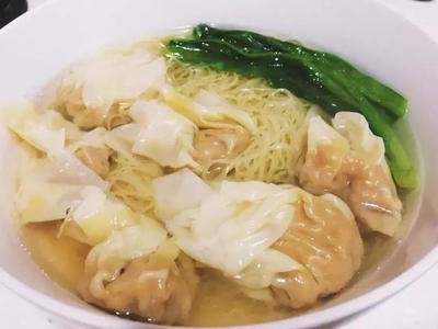 雲吞撈蝦子粗麵