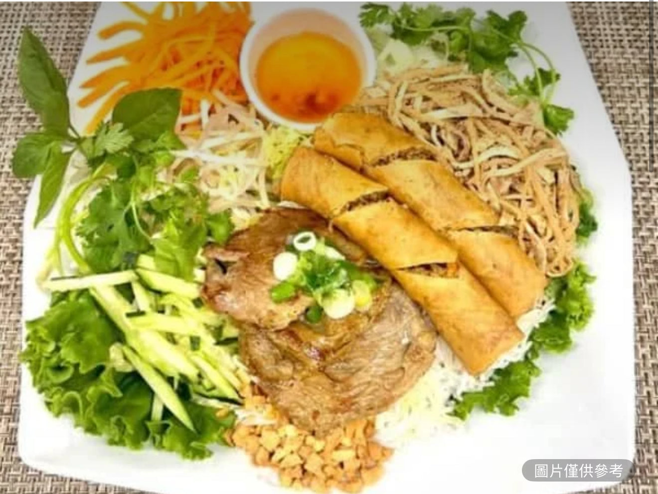 烤豬肉、豬肉絲配蛋捲檬粉