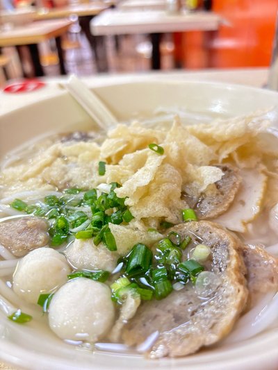 煎豬扒，魚蛋湯米線